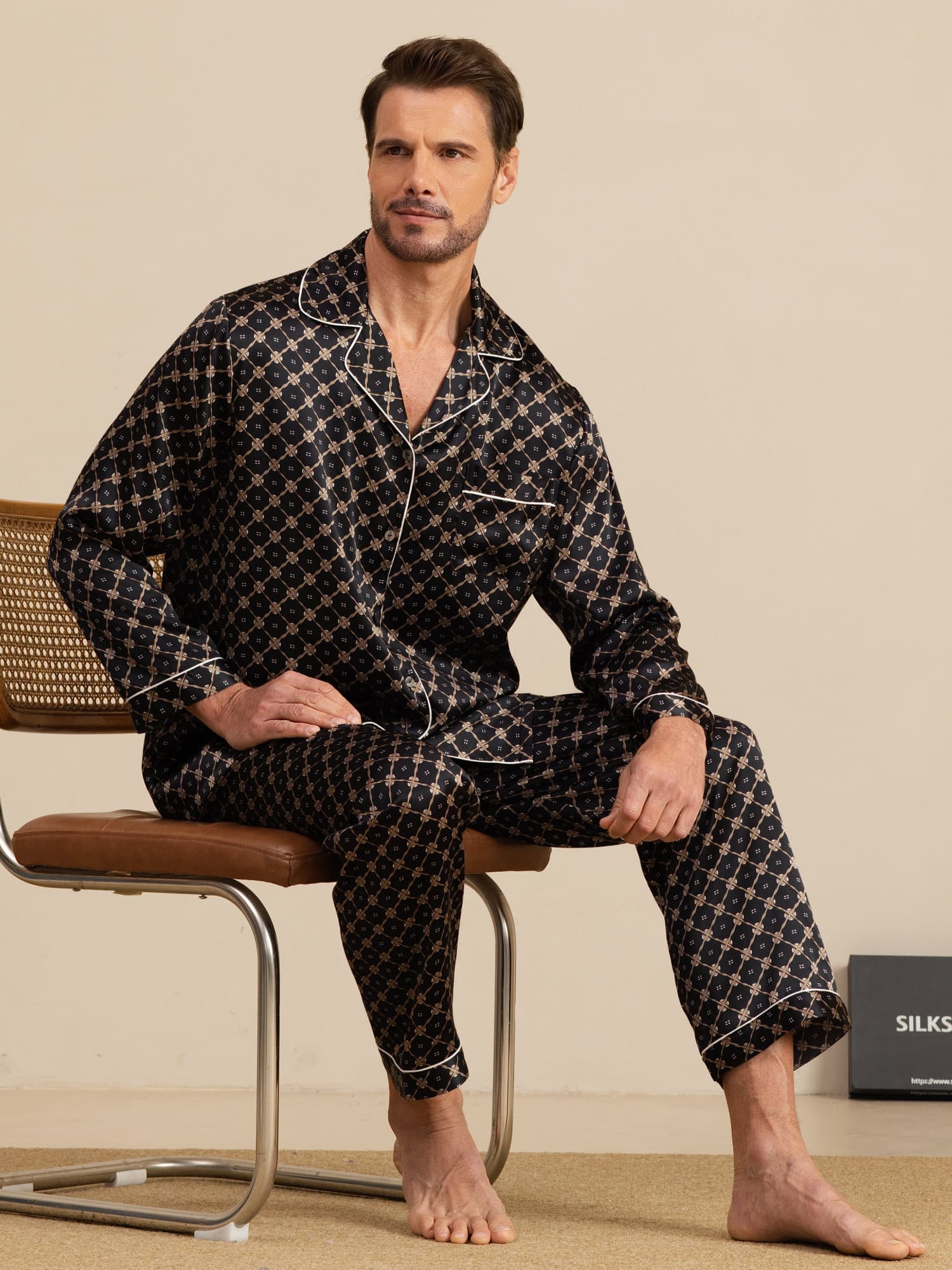 Conjunto De Pijama De Hombre De Seda Pura Con Estampado De Cadena Azul Marino Manga Larga Con Pantalón - Image 14