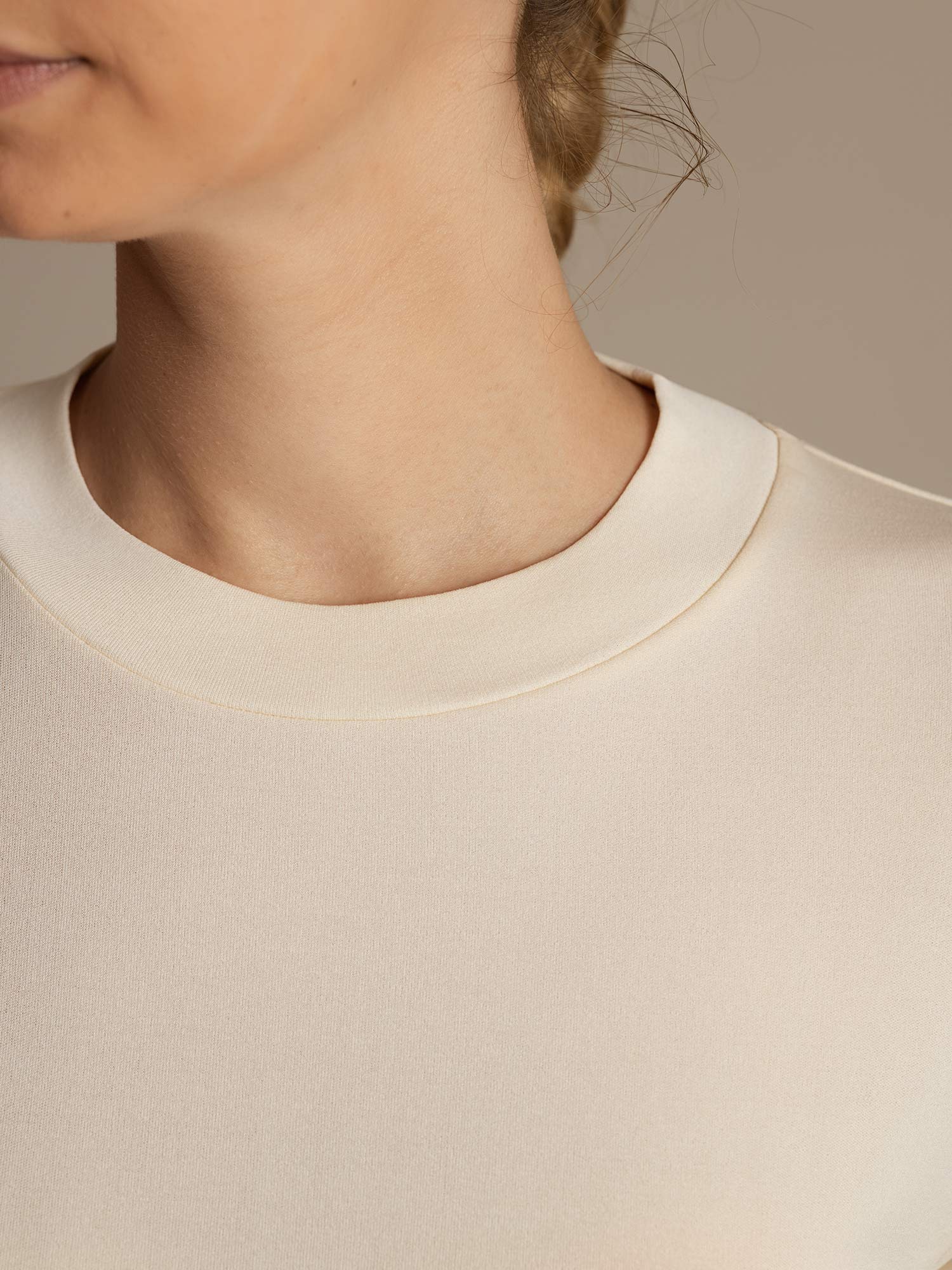 Camiseta Deportiva de Manga Media con Cuello Redondo de Seda Pura para Mujer - Image 23