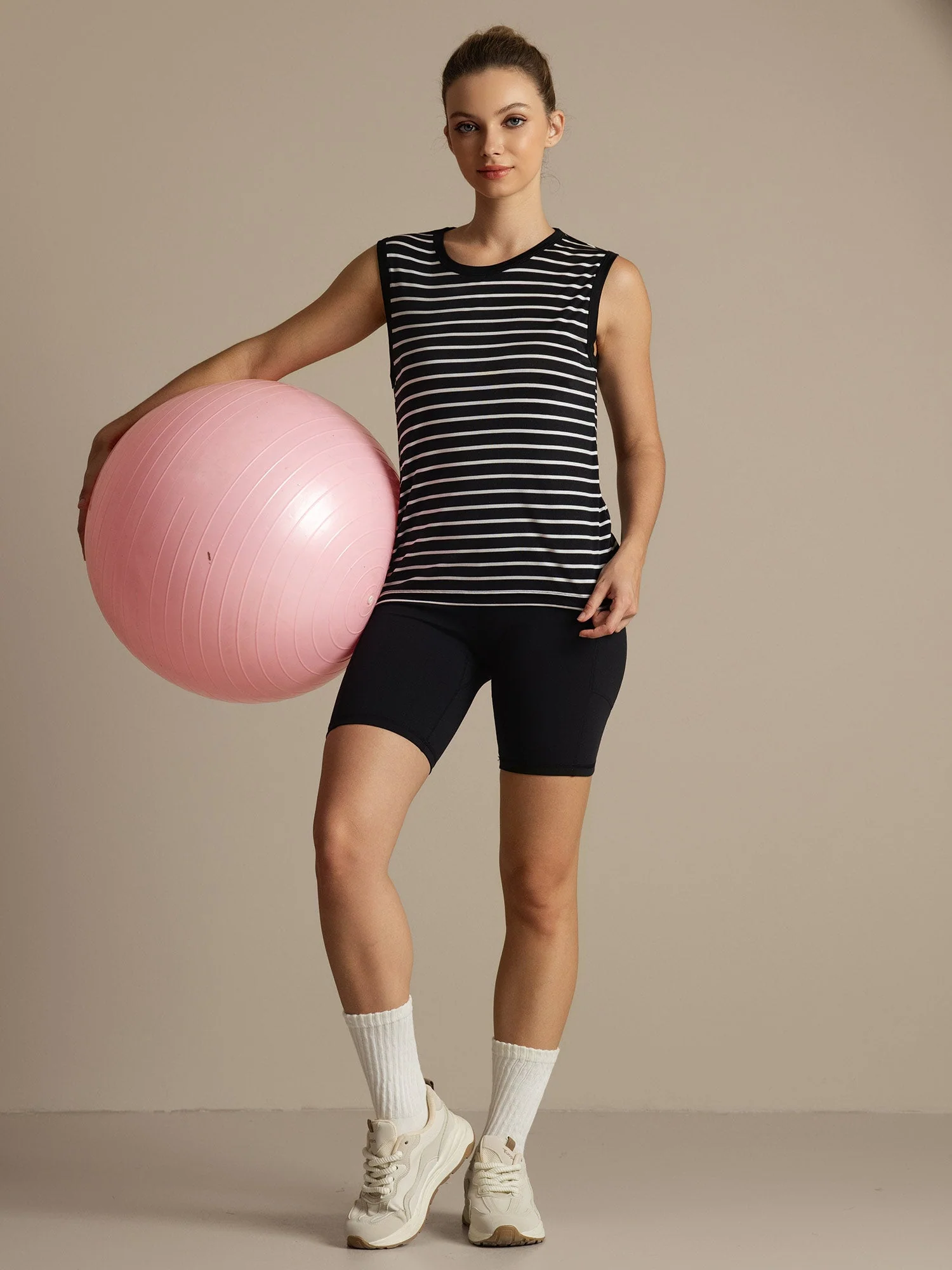 Top Deportivo de Rayas con Cuello Redondo de Seda Pura para Mujer - Image 17