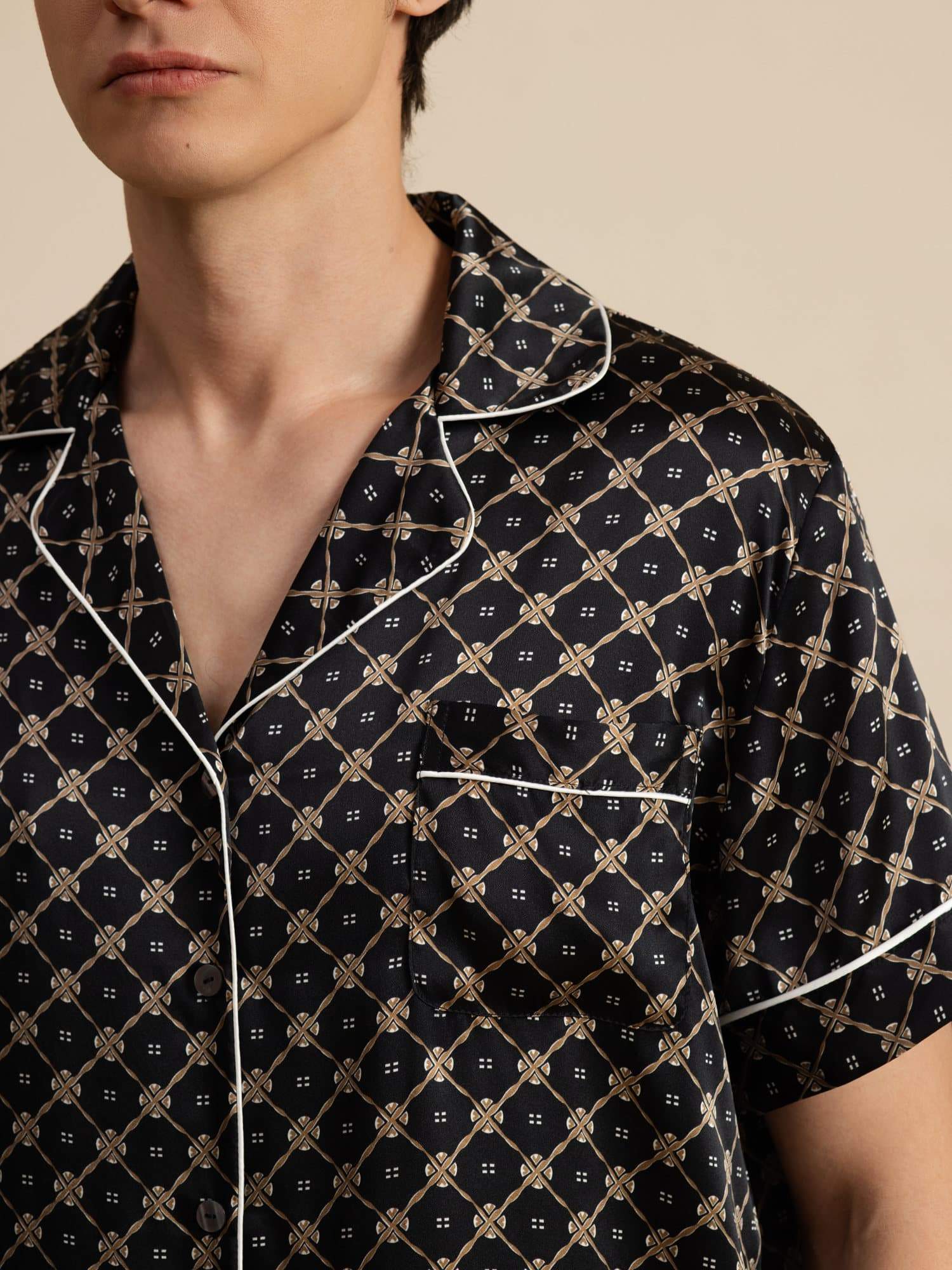 Conjunto Pijama Hombre De Seda Manga Corta Cuello Con Muesca Estampado Cadena Con Shorts - Image 11