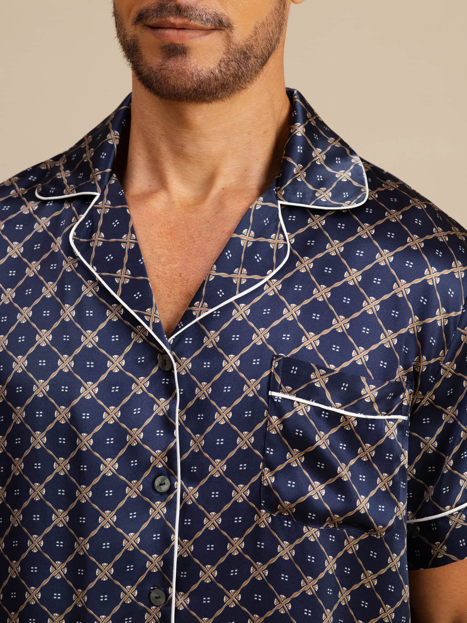 Conjunto Pijama Hombre De Seda Manga Corta Cuello Con Muesca Estampado Cadena Con Shorts - Image 6