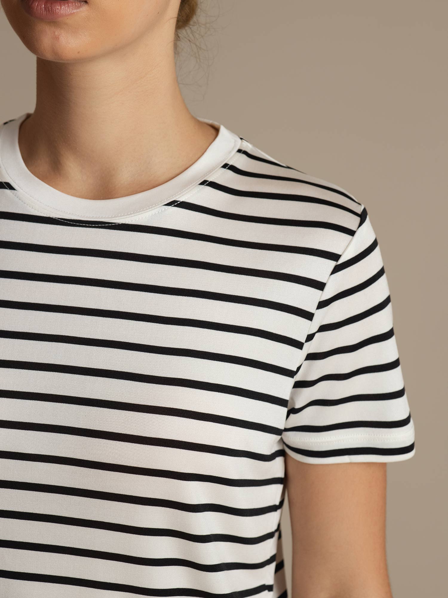 Camiseta Deportiva de Rayas con Manga Corta y Cuello Redondo de Seda Pura para Mujer - Image 14