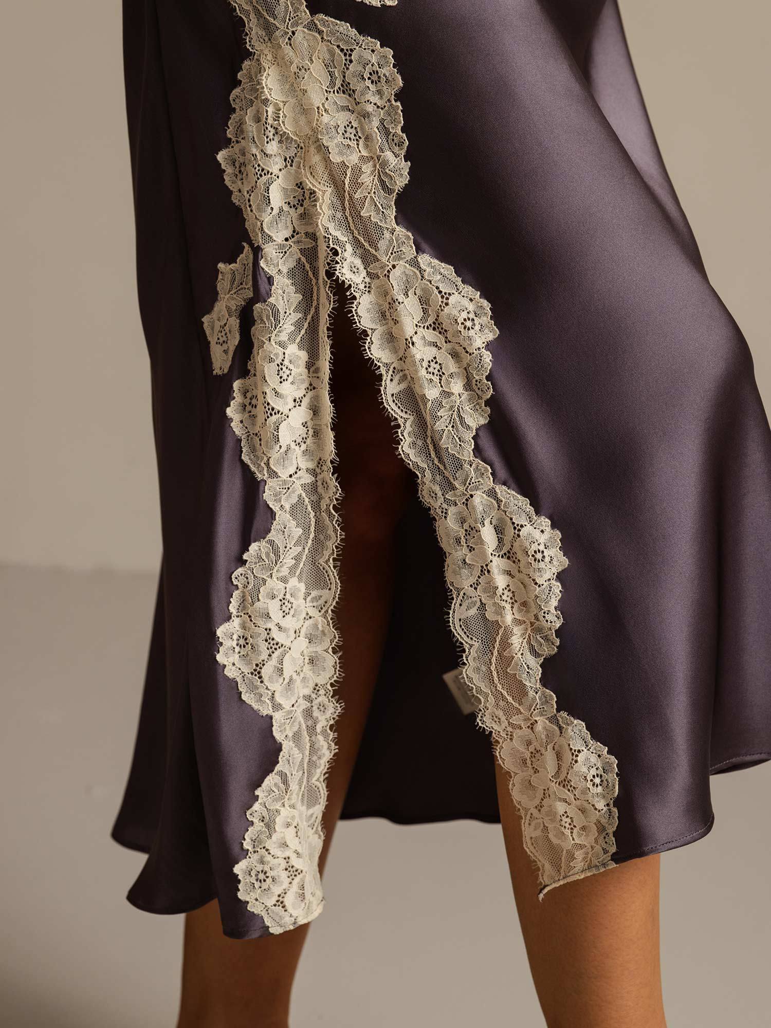 Pure Silk Camisón Largo con Tirantes Finos y Diseño de Corte de Encaje - Image 6