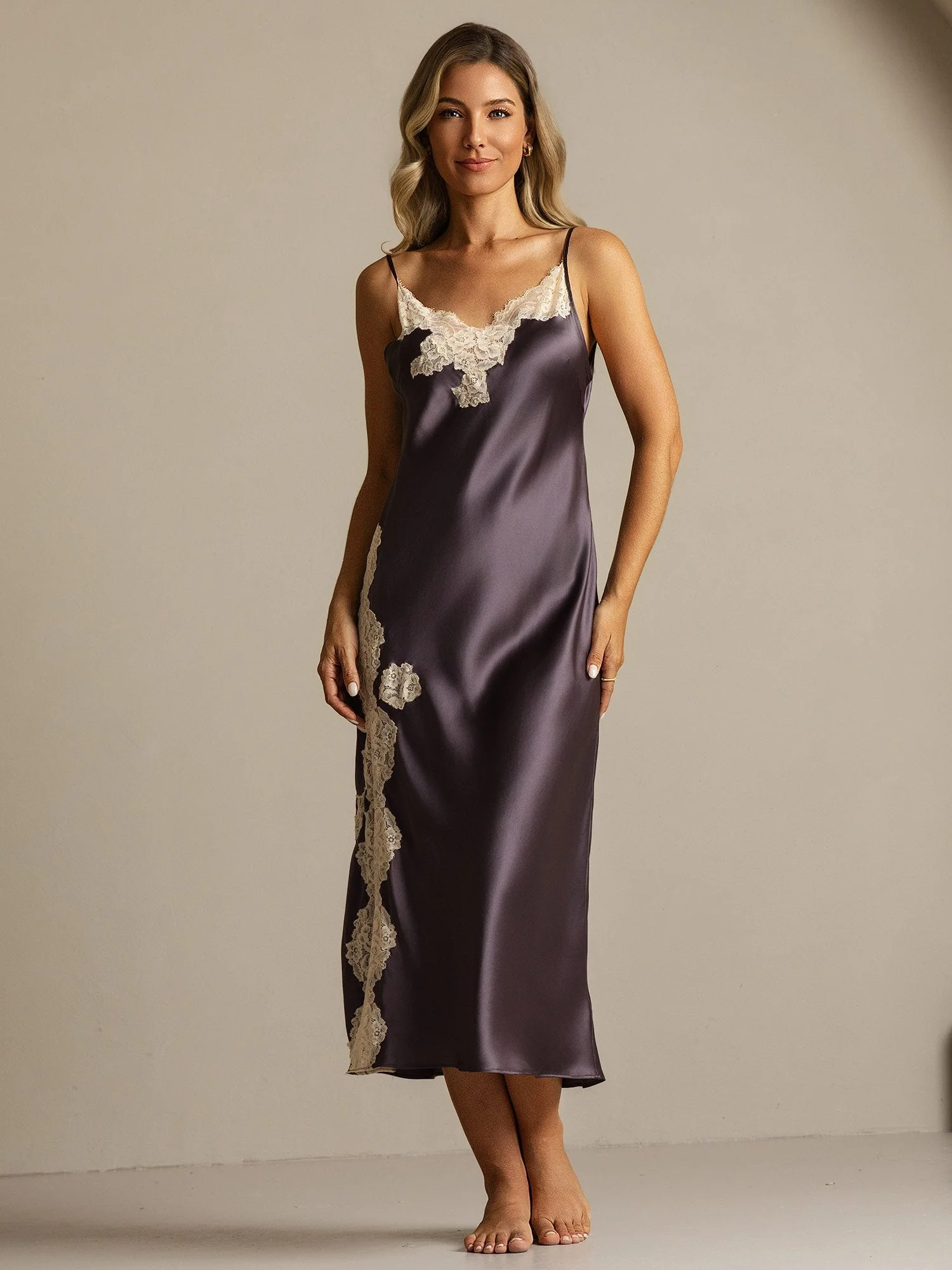 Pure Silk Camisón Largo con Tirantes Finos y Diseño de Corte de Encaje - Image 8