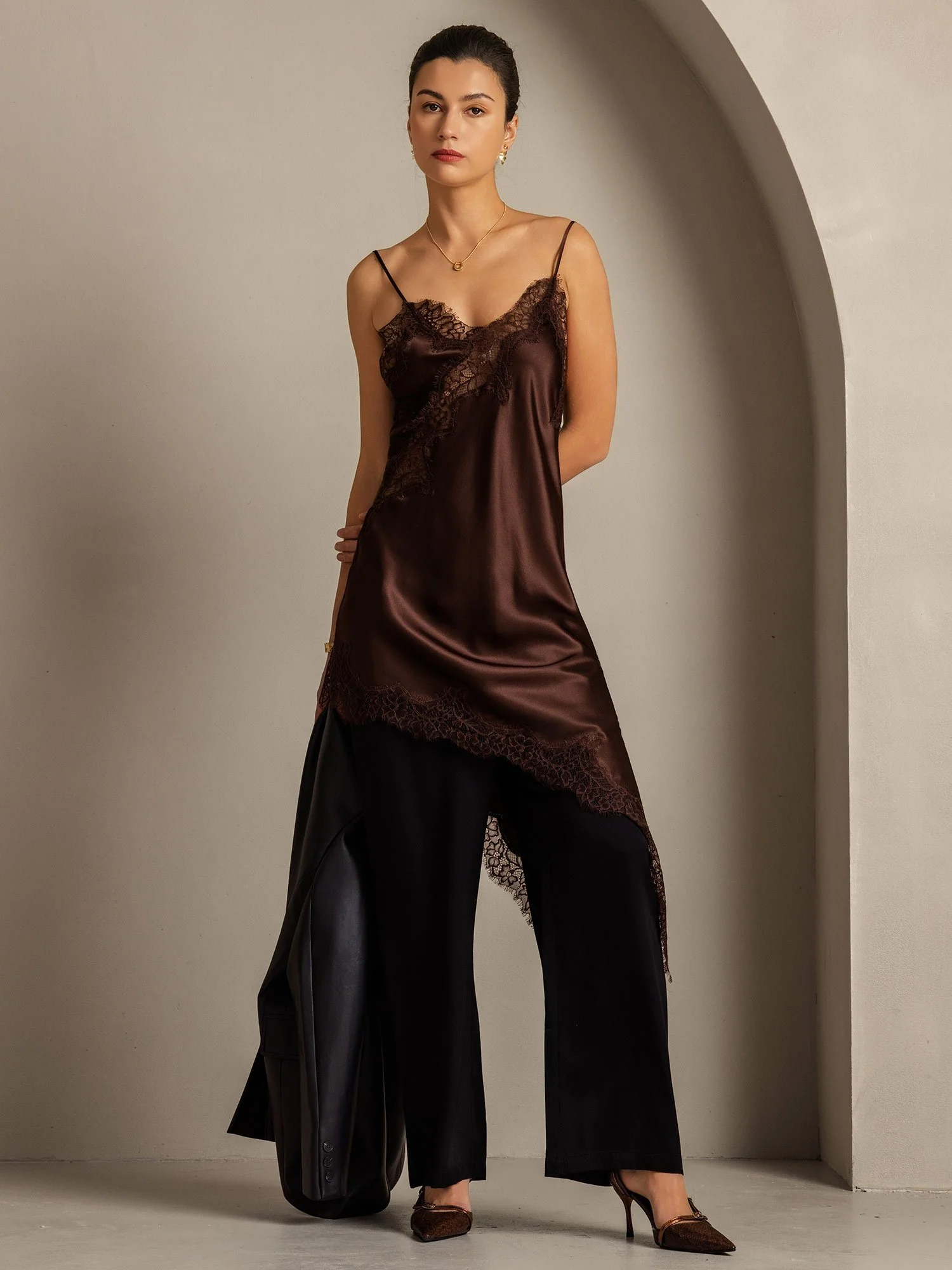 Pure Silk Vestido Corto con Escote en V y dobladillo Asimétrico con Diseño de Encaje - Image 17