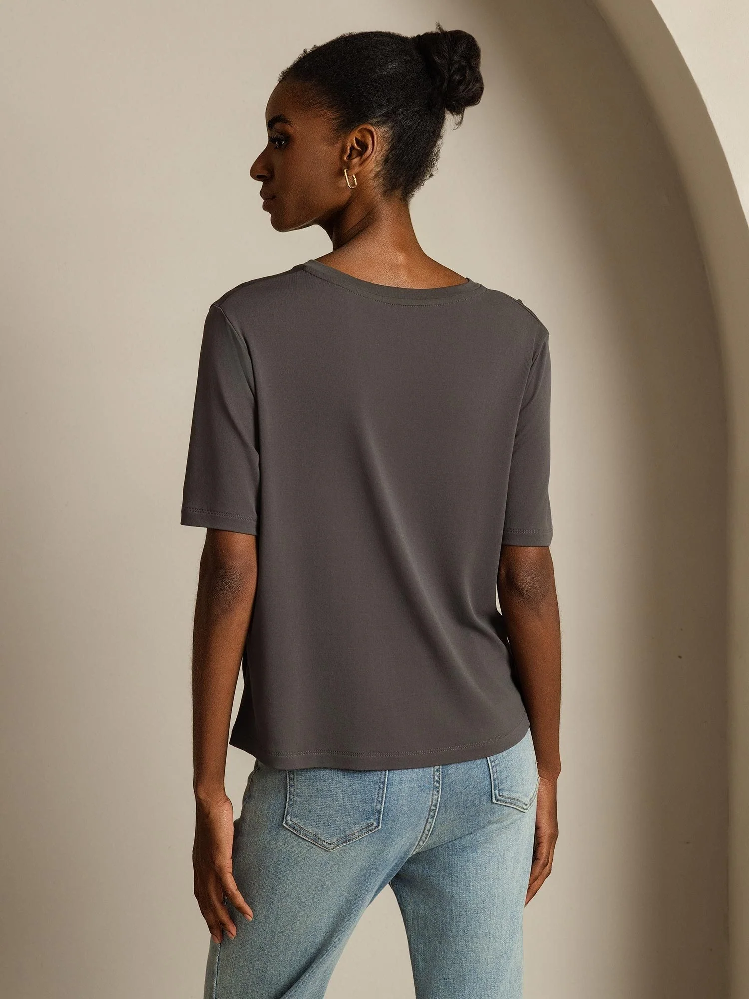 Camiseta de Mujer en Seda Pura con Cuello en V - Image 10