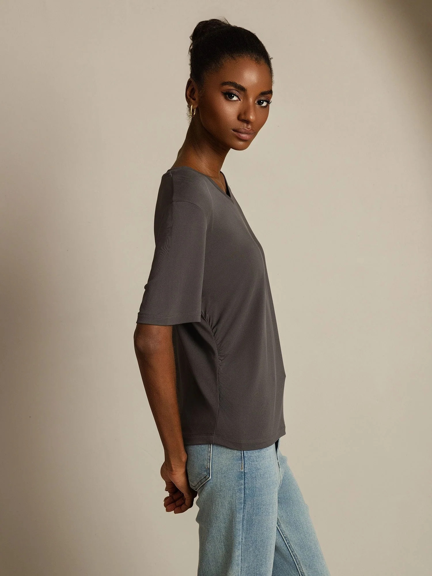 Camiseta de Mujer en Seda Pura con Cuello en V - Image 11