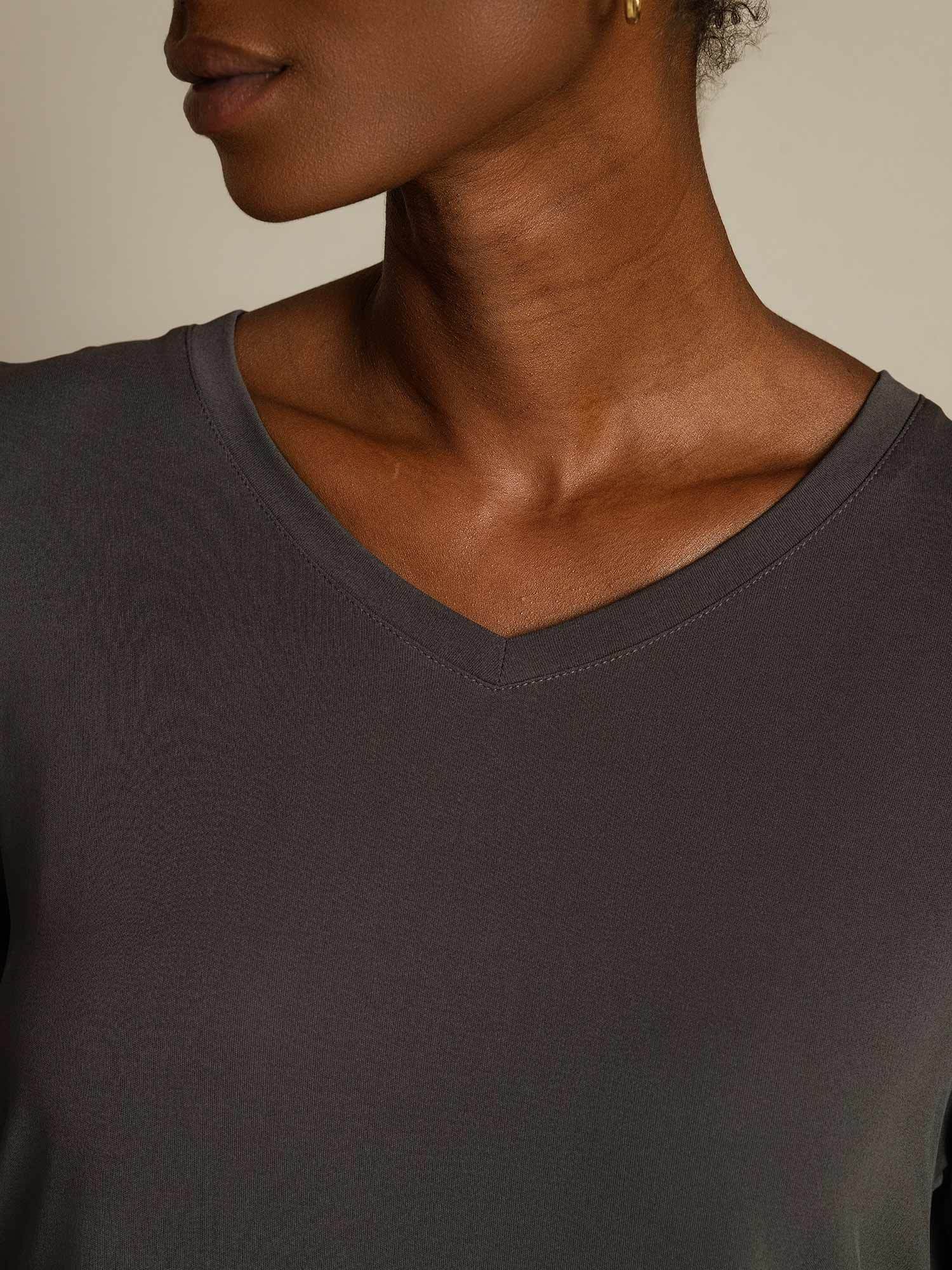 Camiseta de Mujer en Seda Pura con Cuello en V - Image 12
