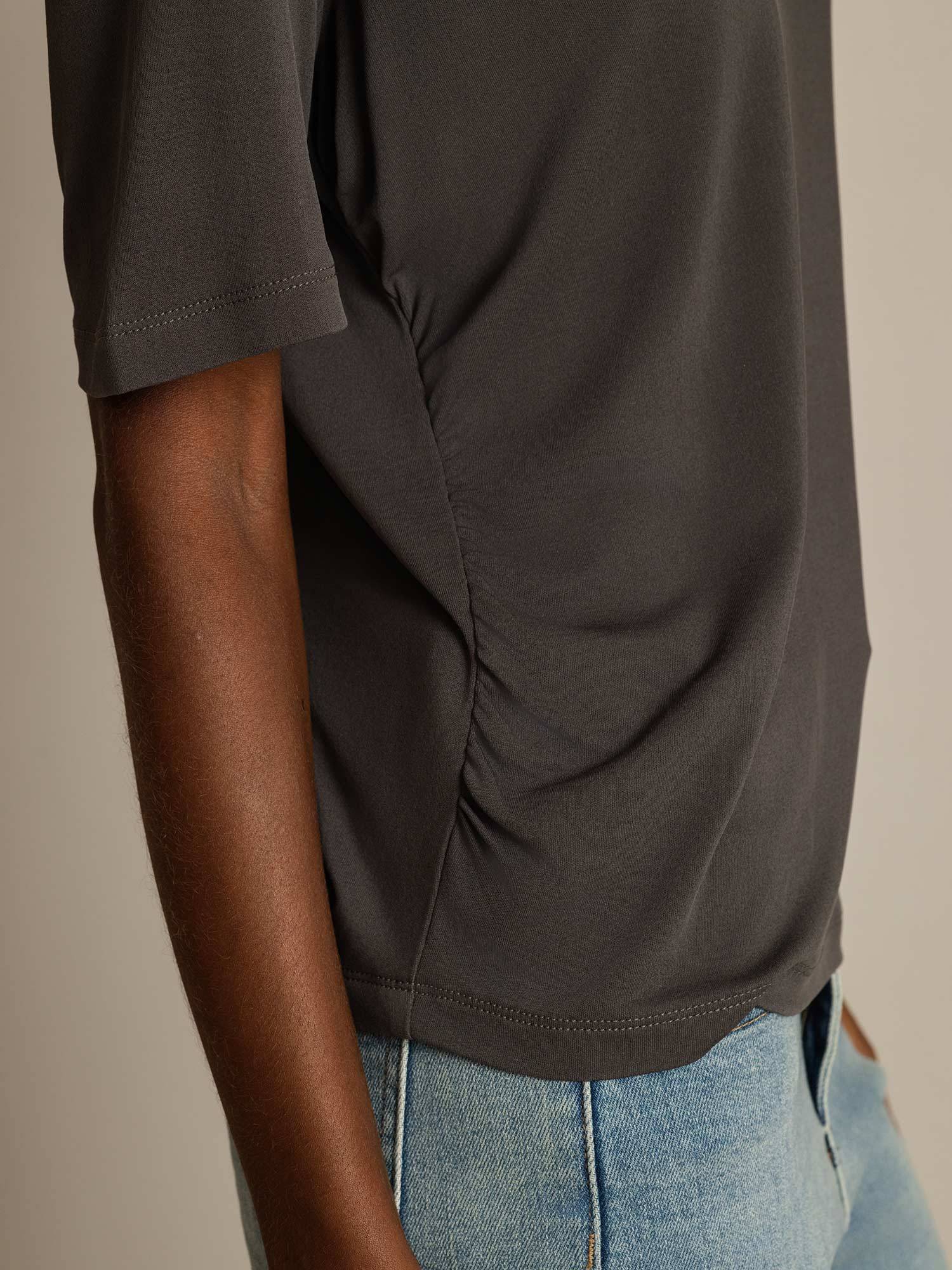 Camiseta de Mujer en Seda Pura con Cuello en V - Image 13