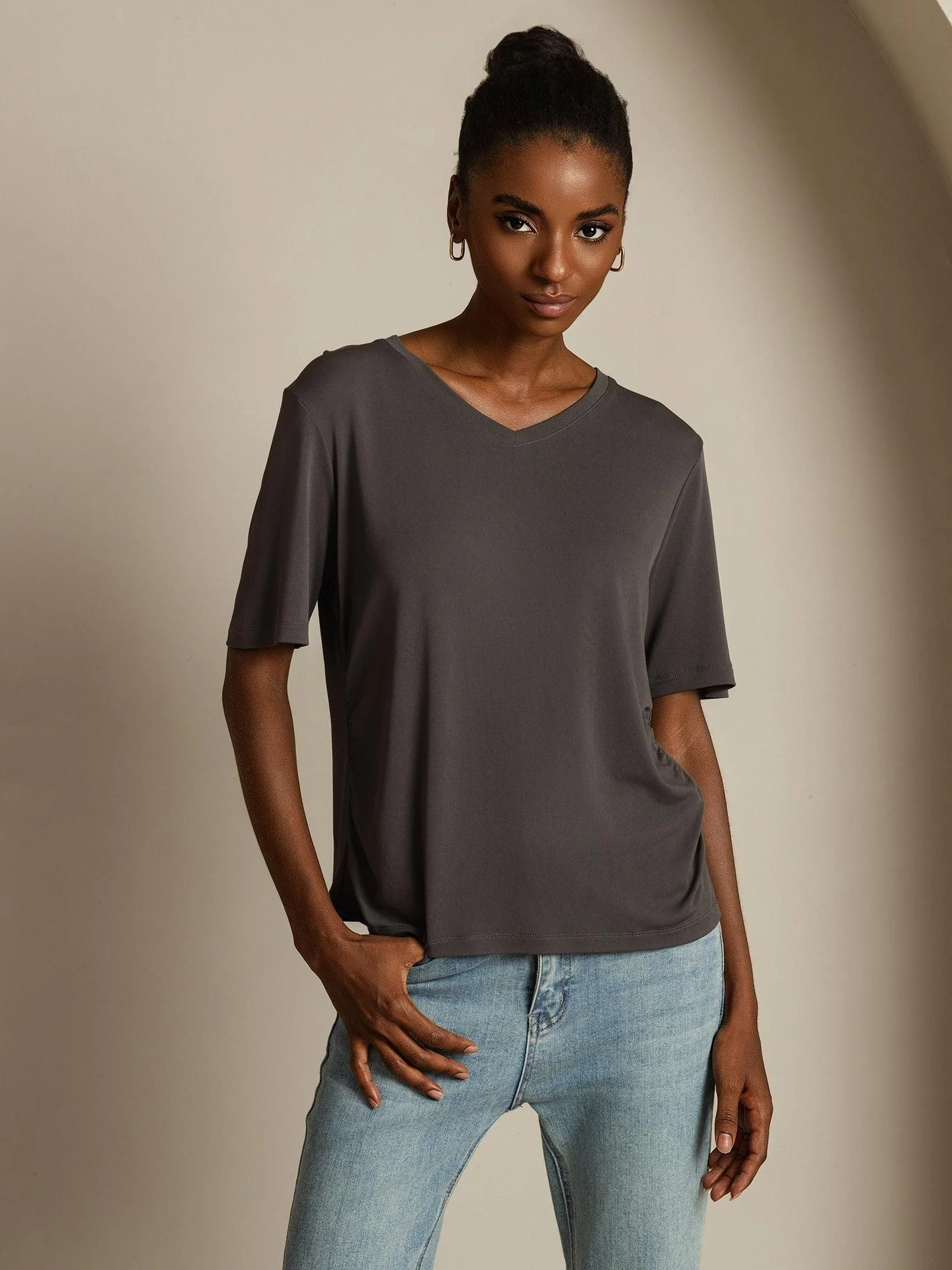 Camiseta de Mujer en Seda Pura con Cuello en V - Image 16
