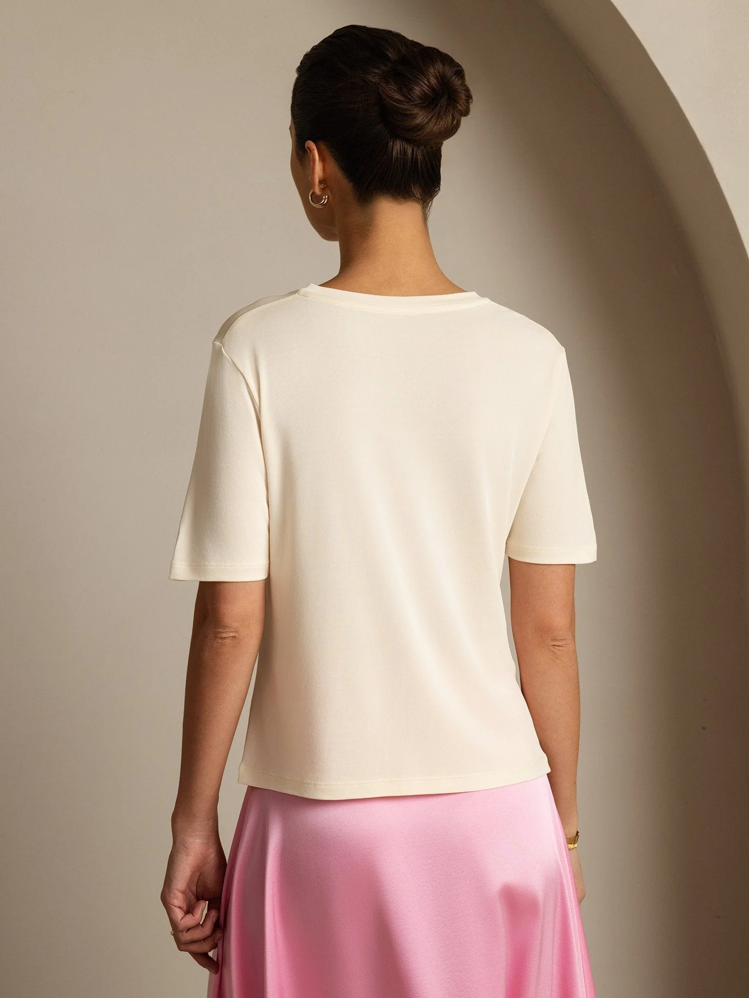 Camiseta de Mujer en Seda Pura con Cuello en V - Image 19