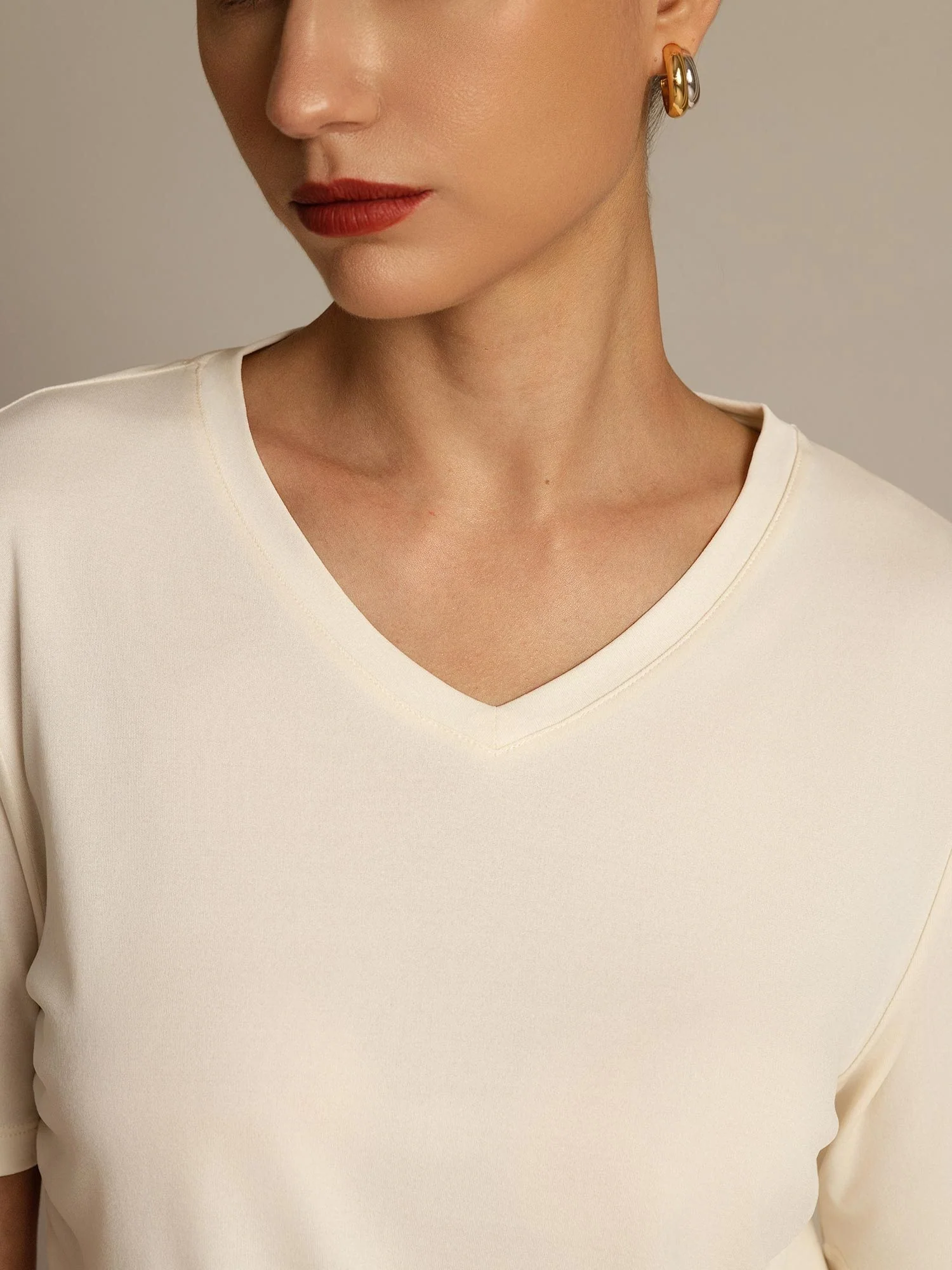 Camiseta de Mujer en Seda Pura con Cuello en V - Image 20