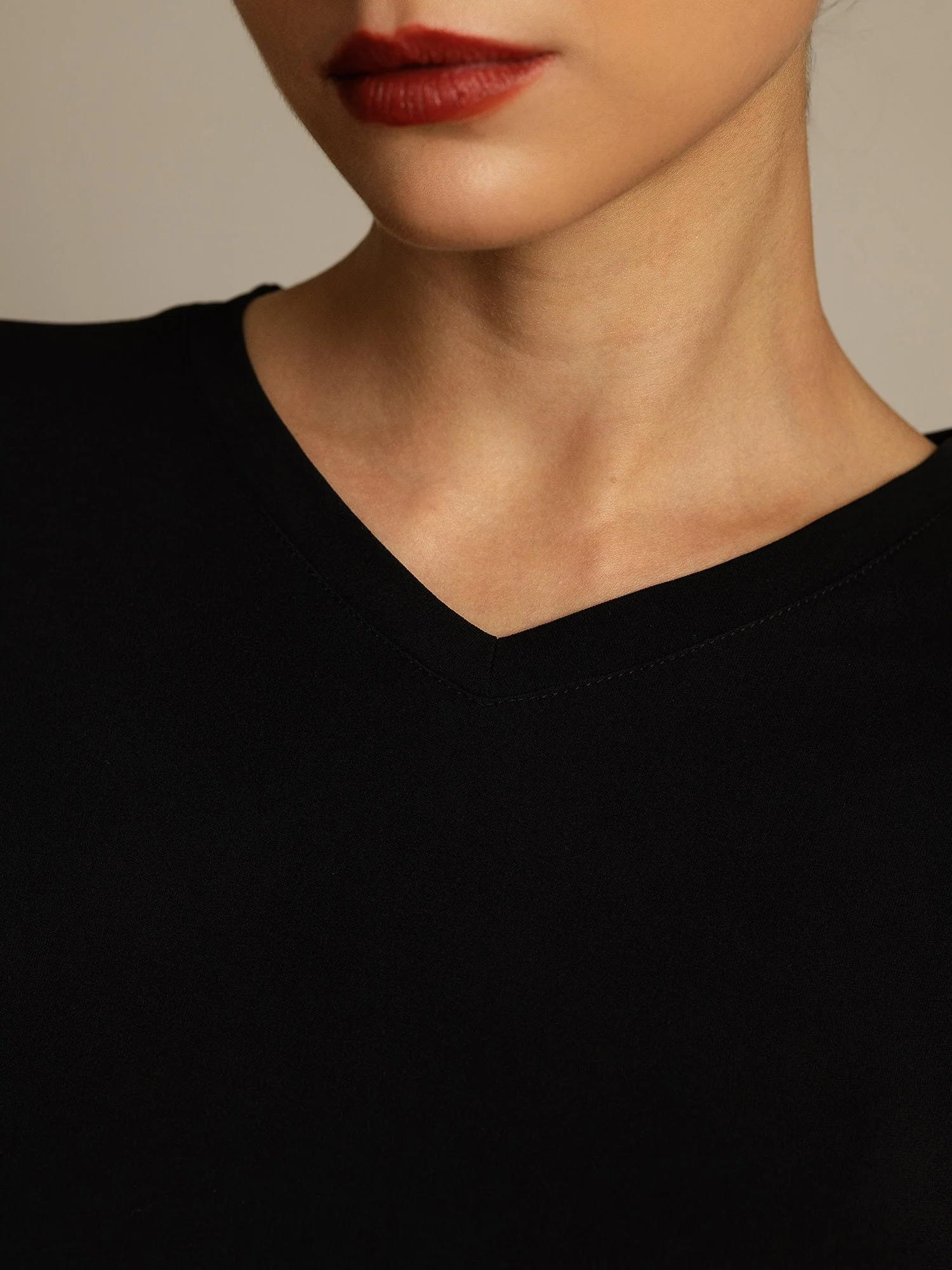 Camiseta de Mujer en Seda Pura con Cuello en V - Image 4