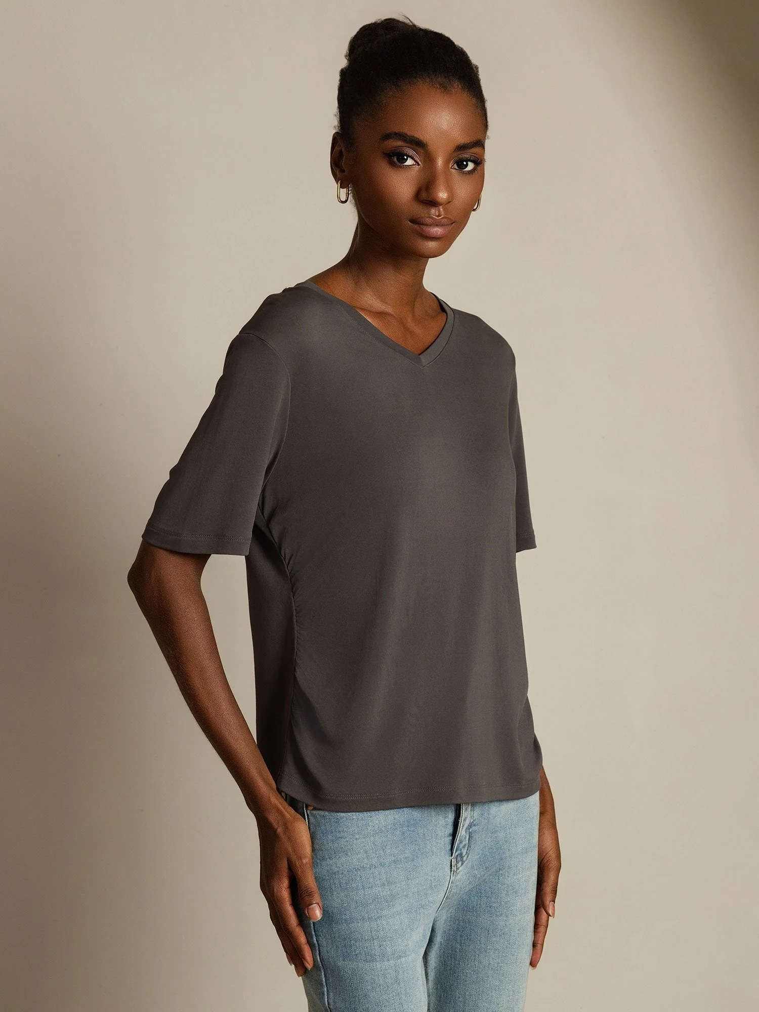 Camiseta de Mujer en Seda Pura con Cuello en V - Image 9