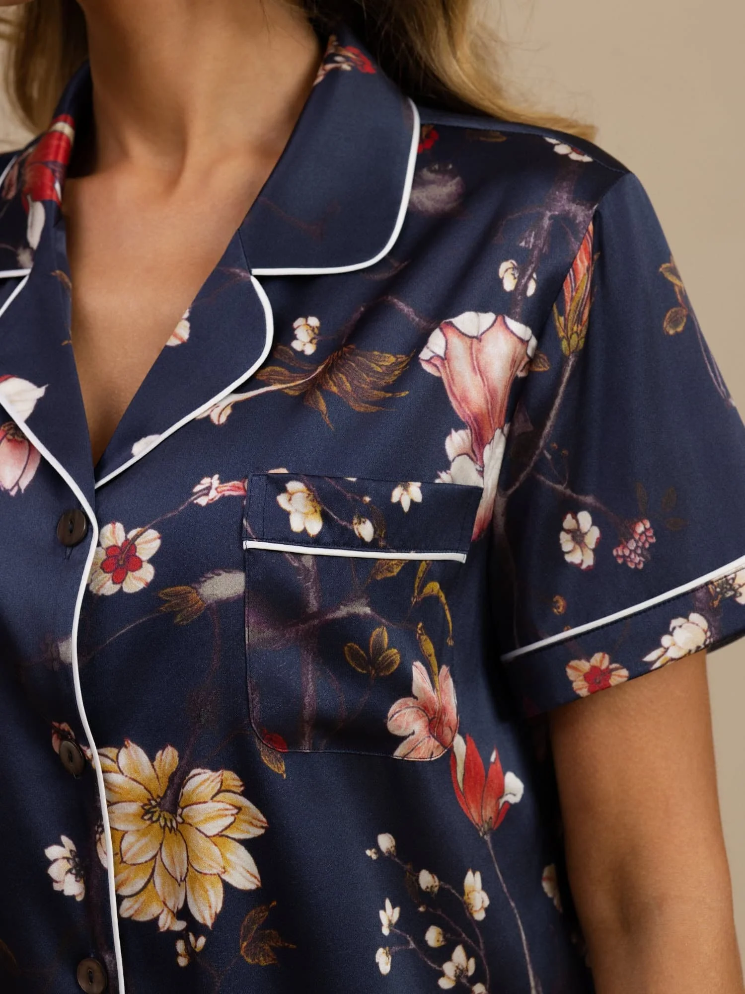 Conjunto De Pijama Mujer De Seda 19 Momme Azul Marino Con Estampado Floral Manga Corta Cuello Con Solapa Con Botones - Image 4