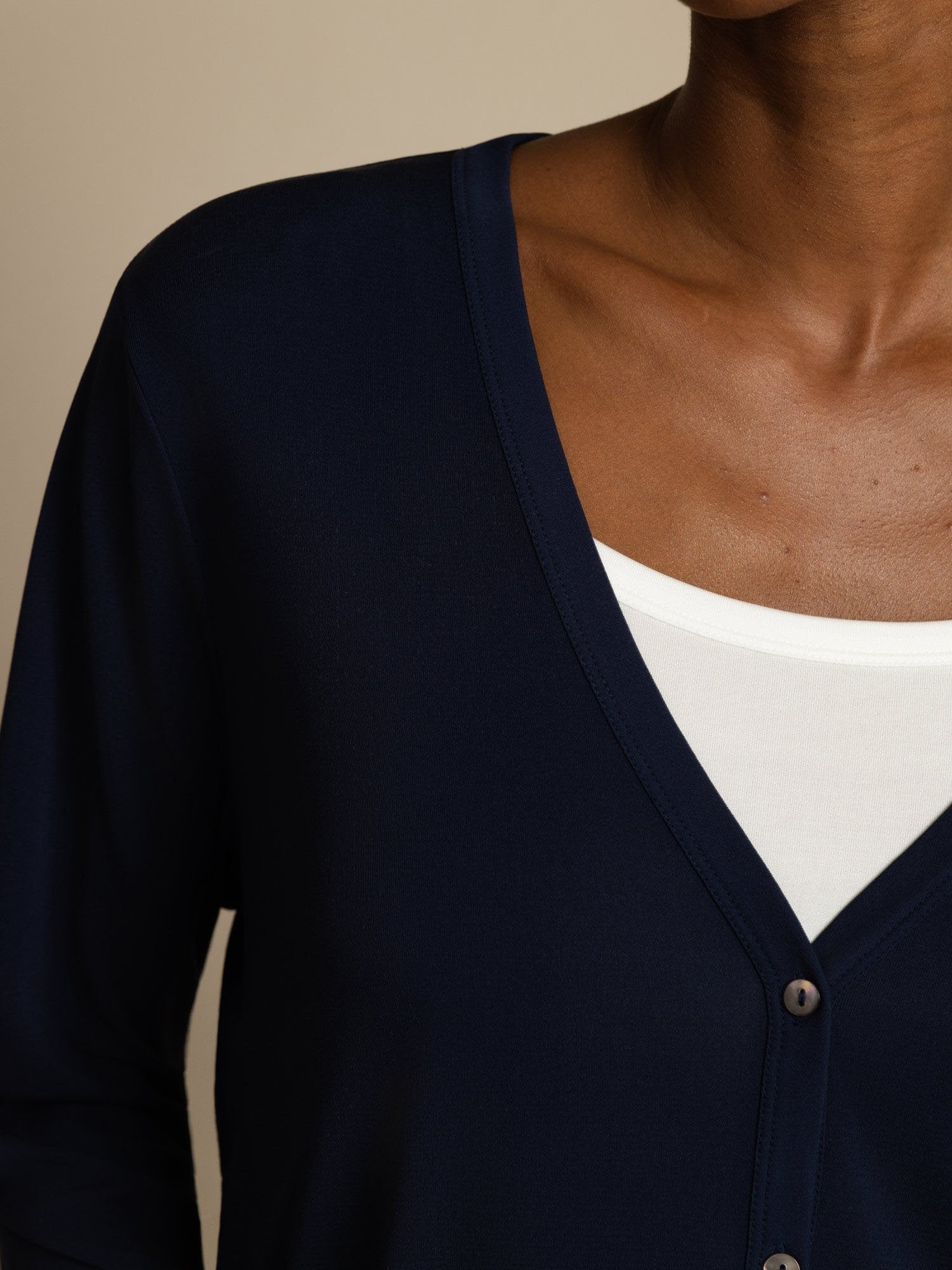 Cárdigan Básico de Pura Seda para Mujer con Cuello en V y Mangas Largas - Image 7
