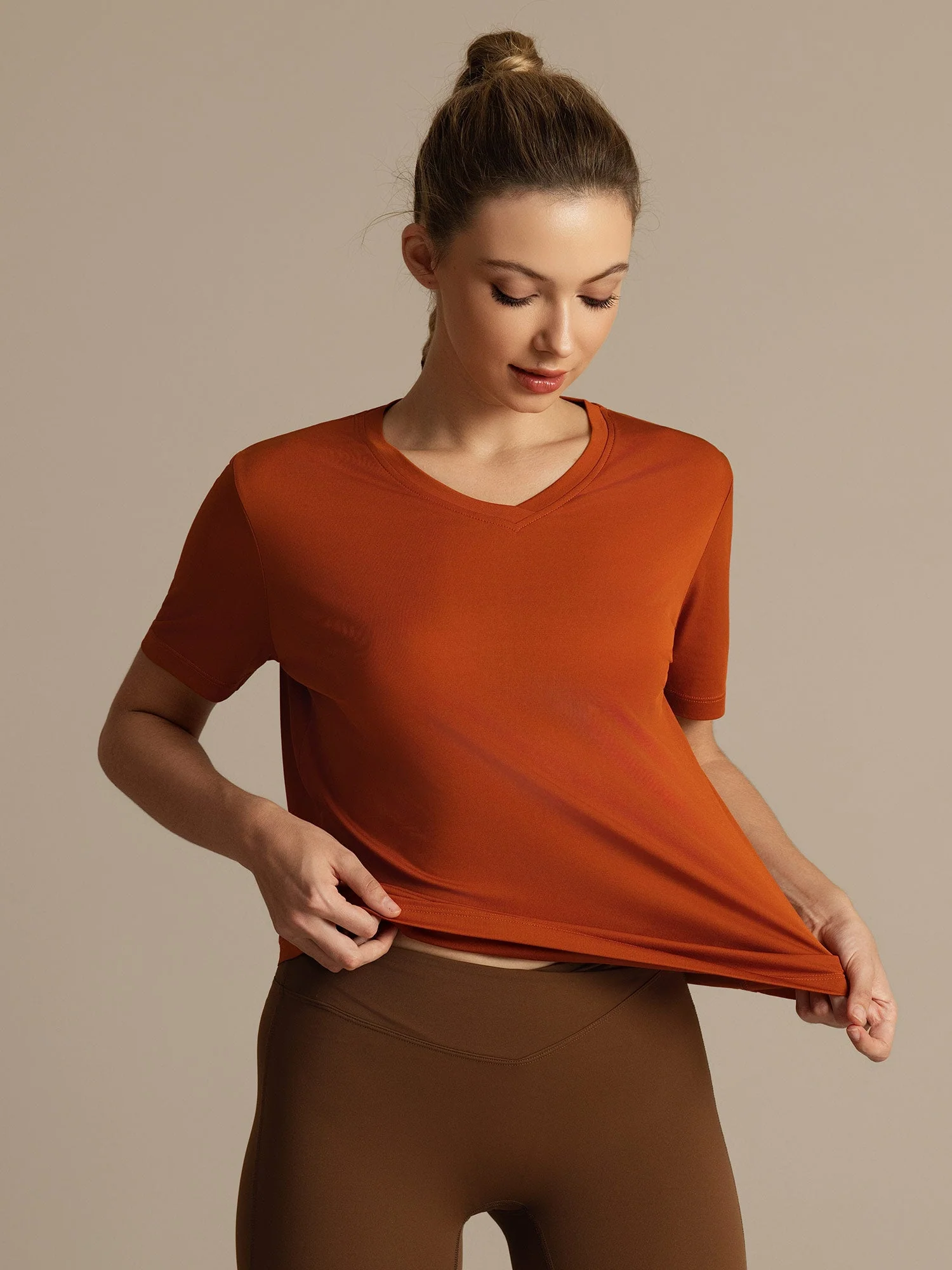 Camiseta Deportiva de Manga Corta con Cuello en V Resistente a los Enganches de Seda Pura para Mujer - Image 11