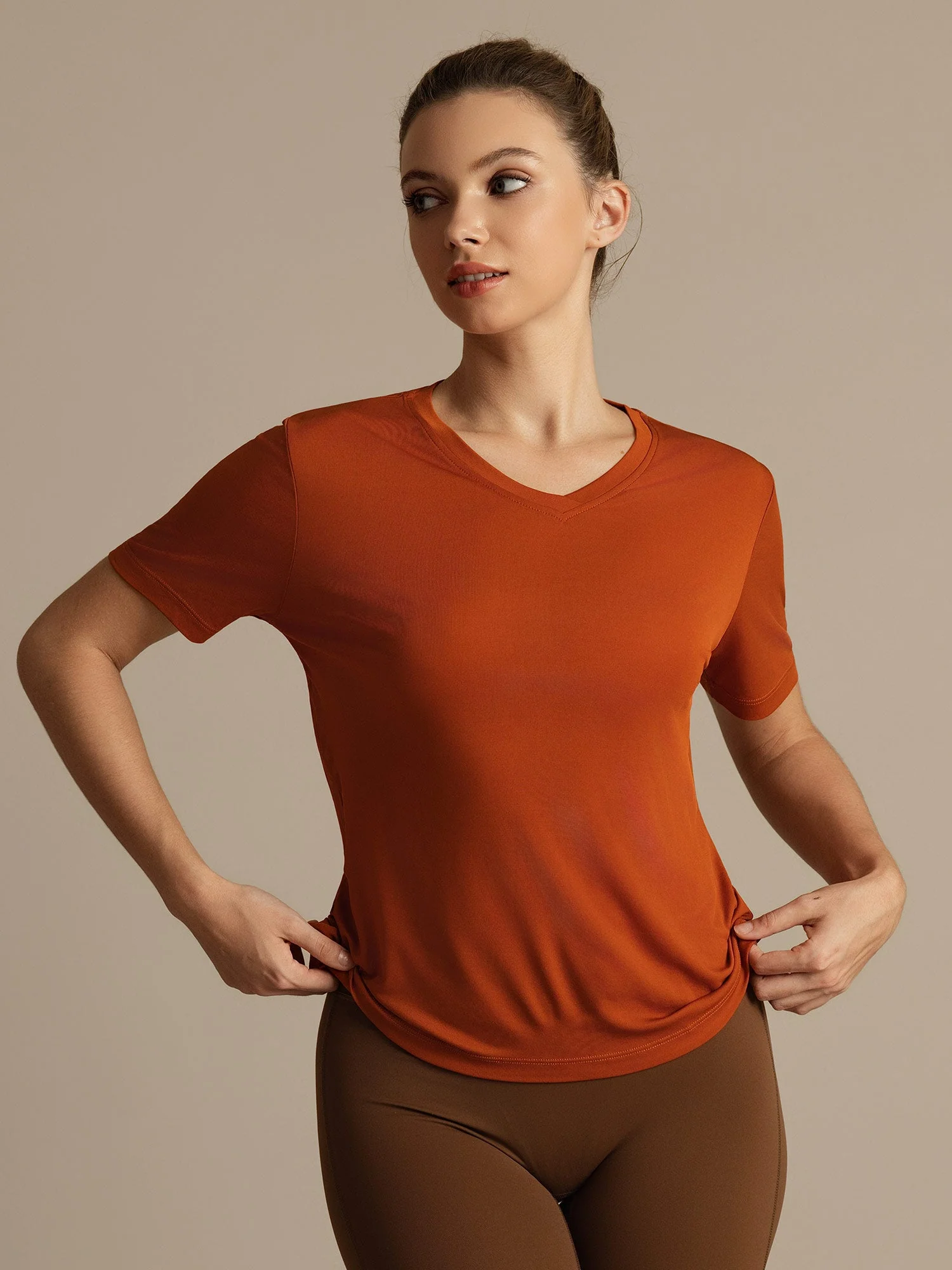 Camiseta Deportiva de Manga Corta con Cuello en V Resistente a los Enganches de Seda Pura para Mujer - Image 13