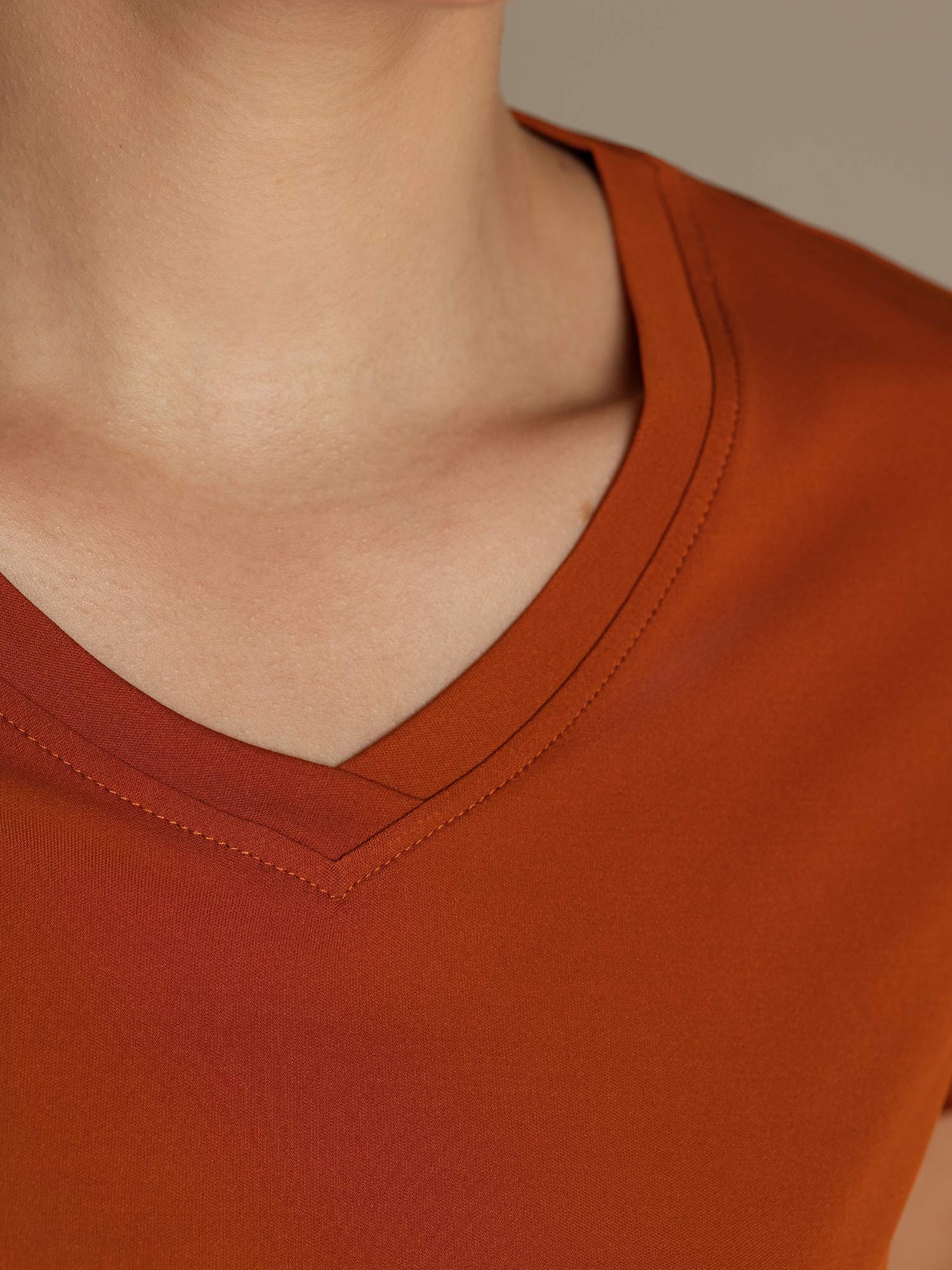 Camiseta Deportiva de Manga Corta con Cuello en V Resistente a los Enganches de Seda Pura para Mujer - Image 15