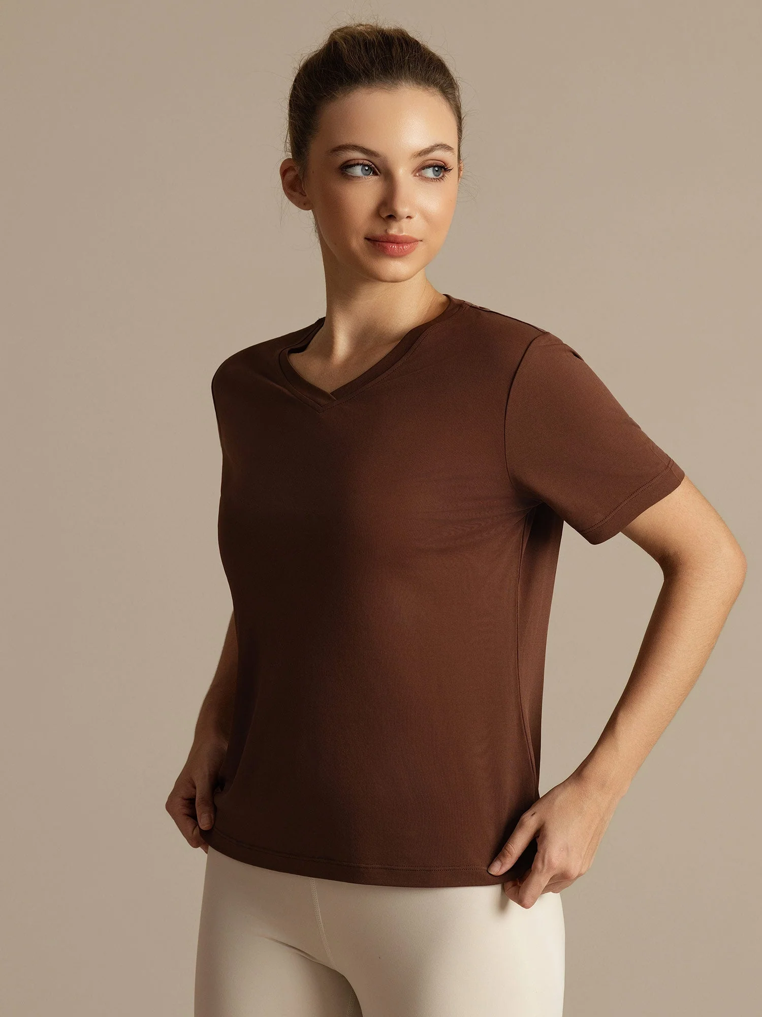 Camiseta Deportiva de Manga Corta con Cuello en V Resistente a los Enganches de Seda Pura para Mujer - Image 19