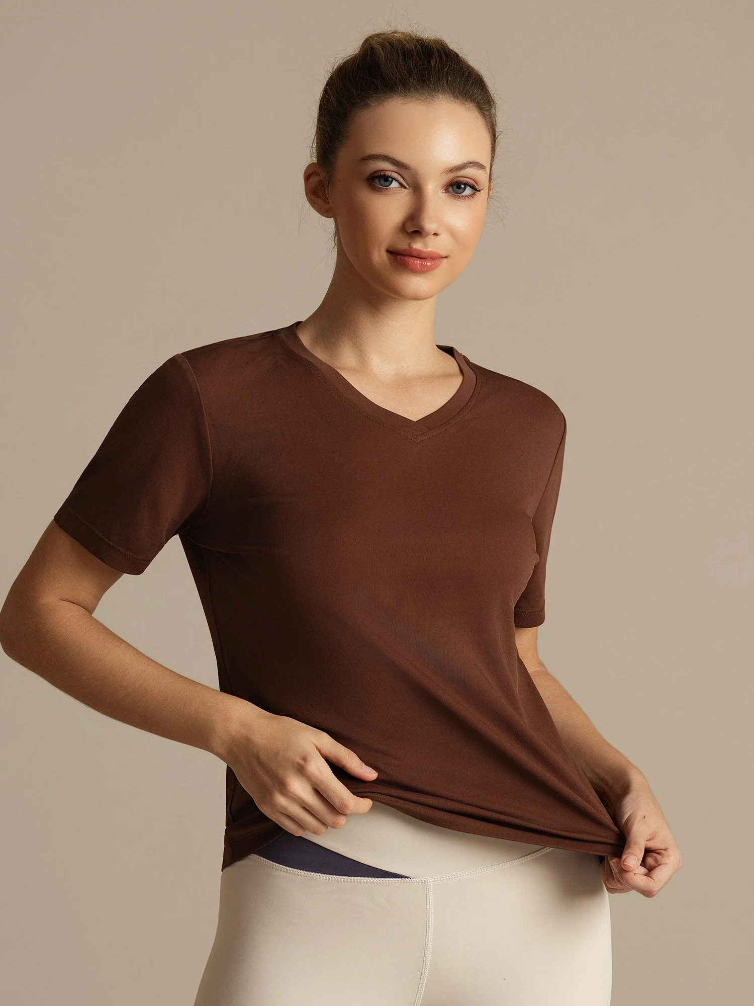 Camiseta Deportiva de Manga Corta con Cuello en V Resistente a los Enganches de Seda Pura para Mujer - Image 20