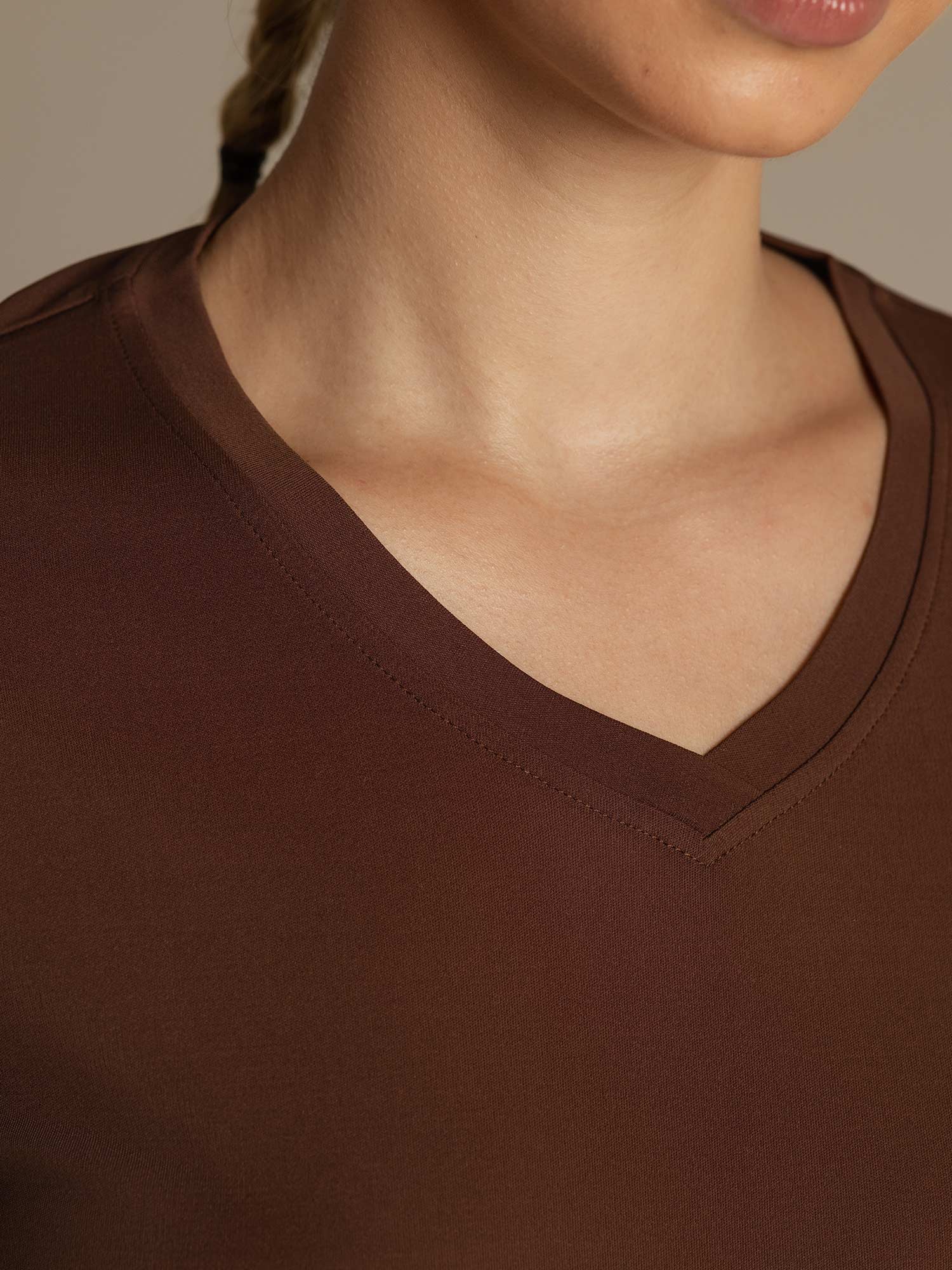 Camiseta Deportiva de Manga Corta con Cuello en V Resistente a los Enganches de Seda Pura para Mujer - Image 22