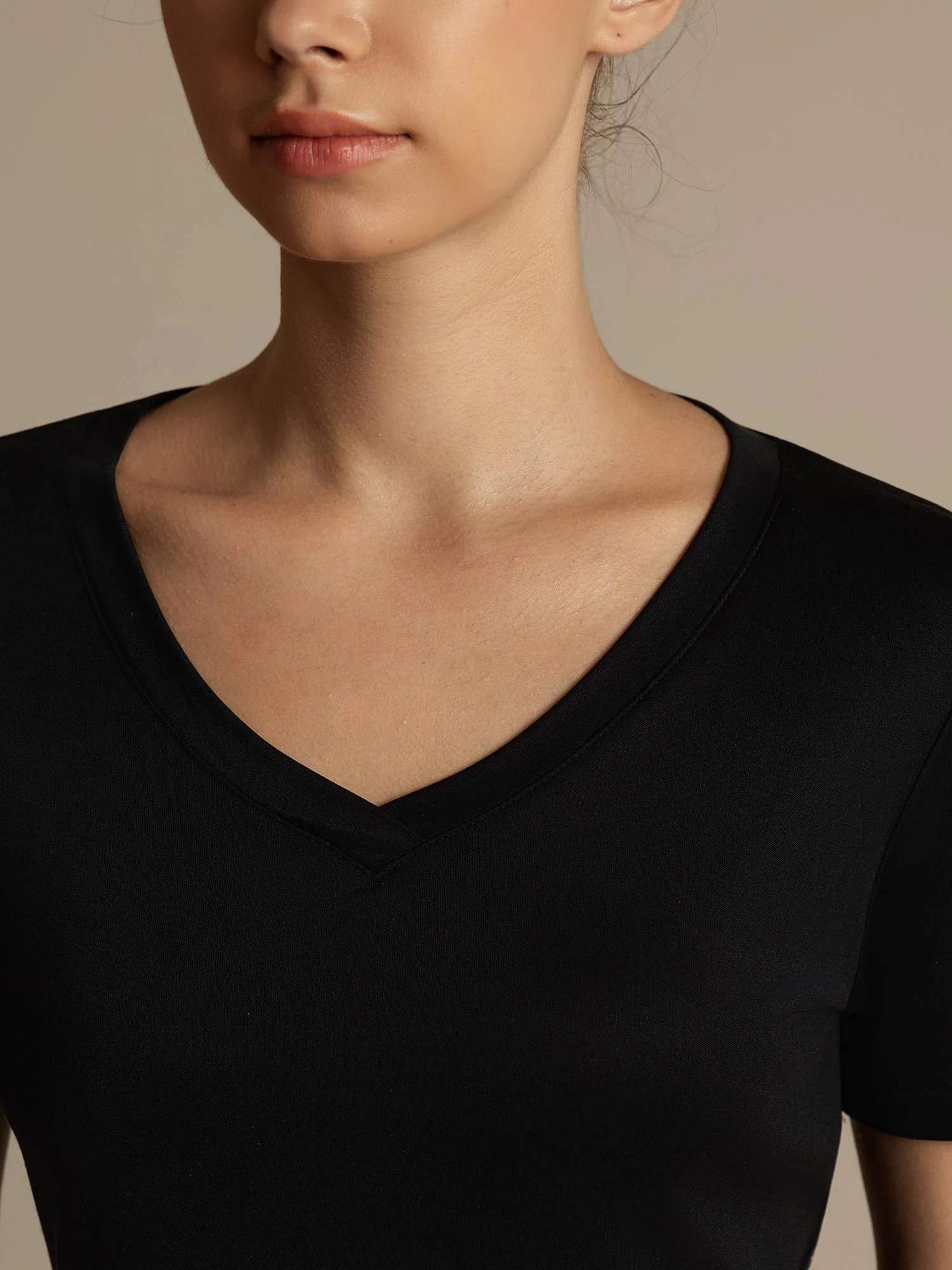 Camiseta Deportiva de Manga Corta con Cuello en V Resistente a los Enganches de Seda Pura para Mujer - Image 5