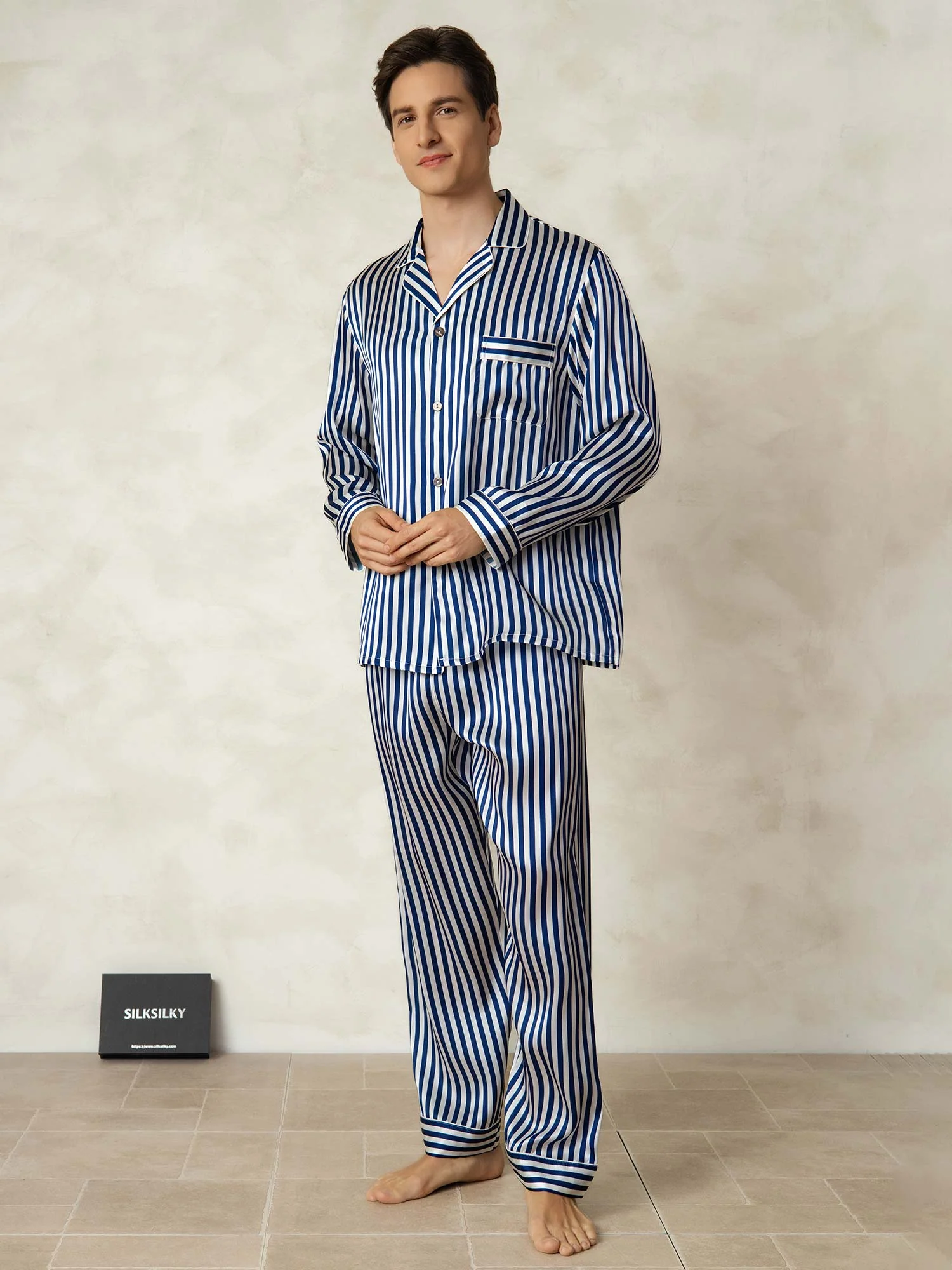 Conjunto De Pijama Para Hombre De Pura Seda Con Estampado De Rayas Manga Larga Y Cuello De Solapa - Image 3