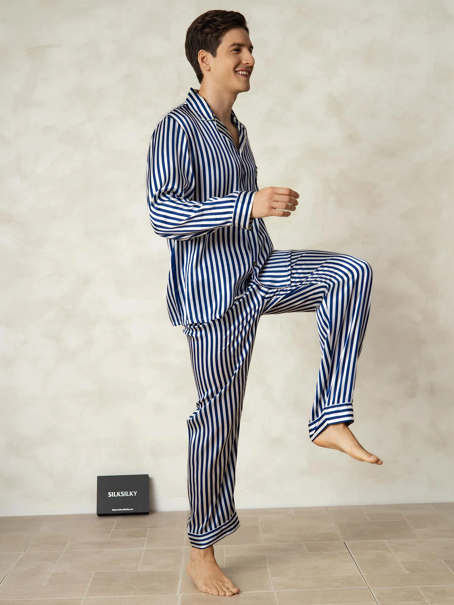 Conjunto De Pijama Para Hombre De Pura Seda Con Estampado De Rayas Manga Larga Y Cuello De Solapa - Image 4