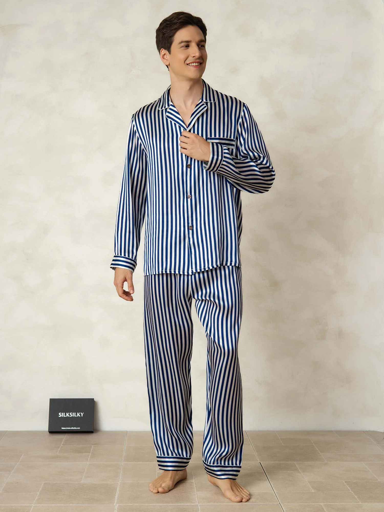 Conjunto De Pijama Para Hombre De Pura Seda Con Estampado De Rayas Manga Larga Y Cuello De Solapa - Image 7