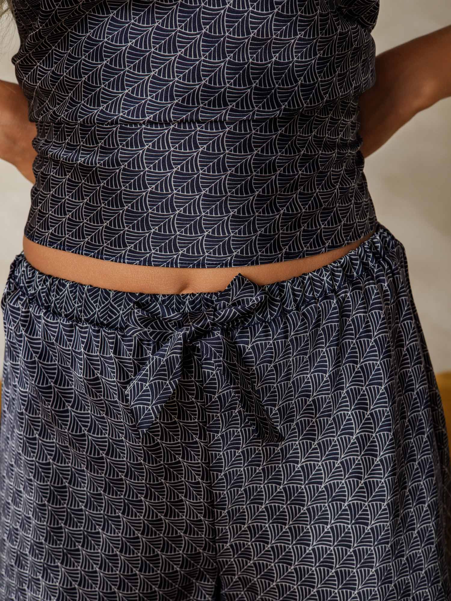 Seda Pura Estampado Ginkgo Azul Marino Conjunto Camisola Tirantes Finos Escote En V - Image 6