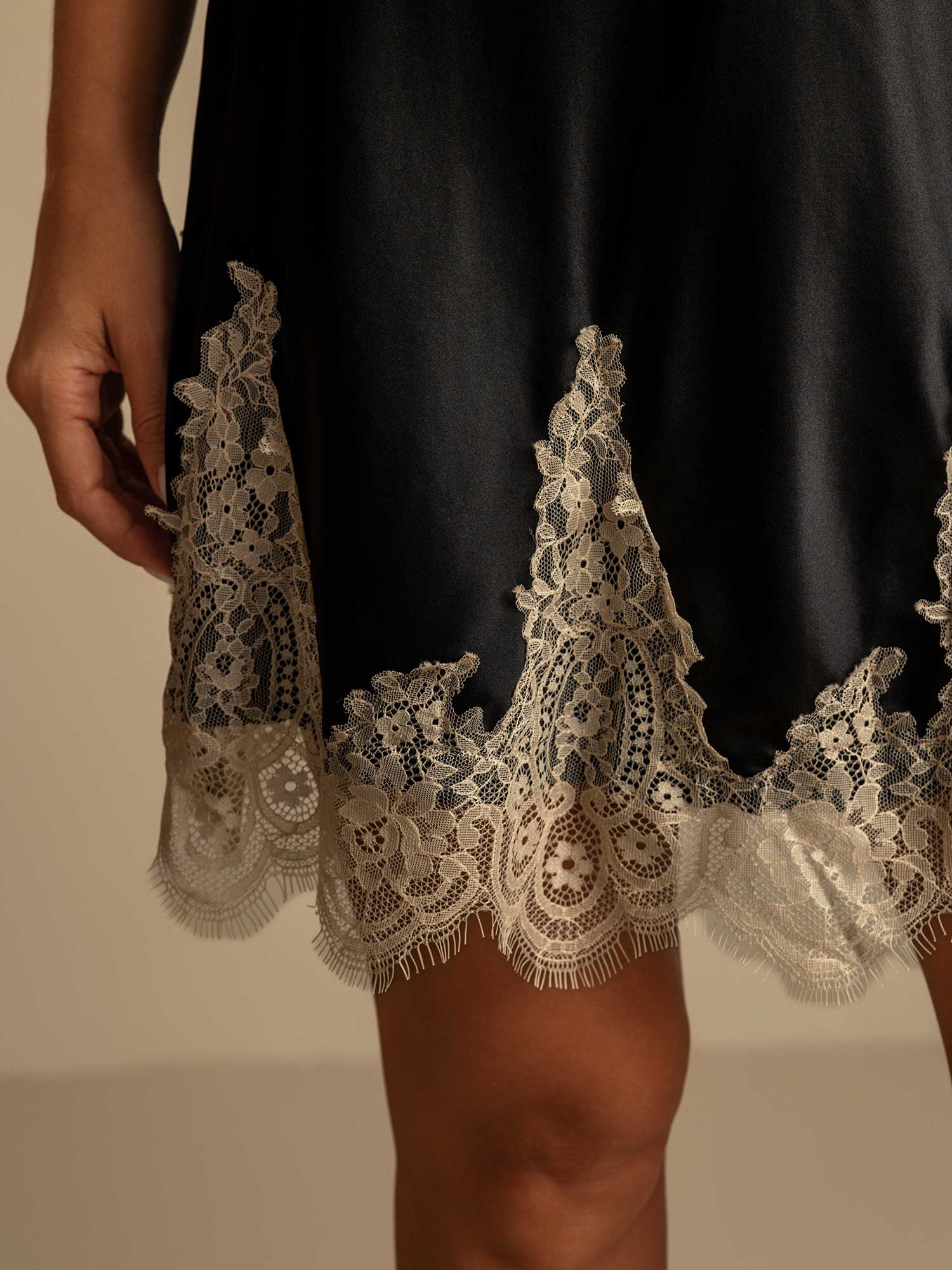 Camisón corto con cuello en V y tirantes finos de seda pura - Image 11