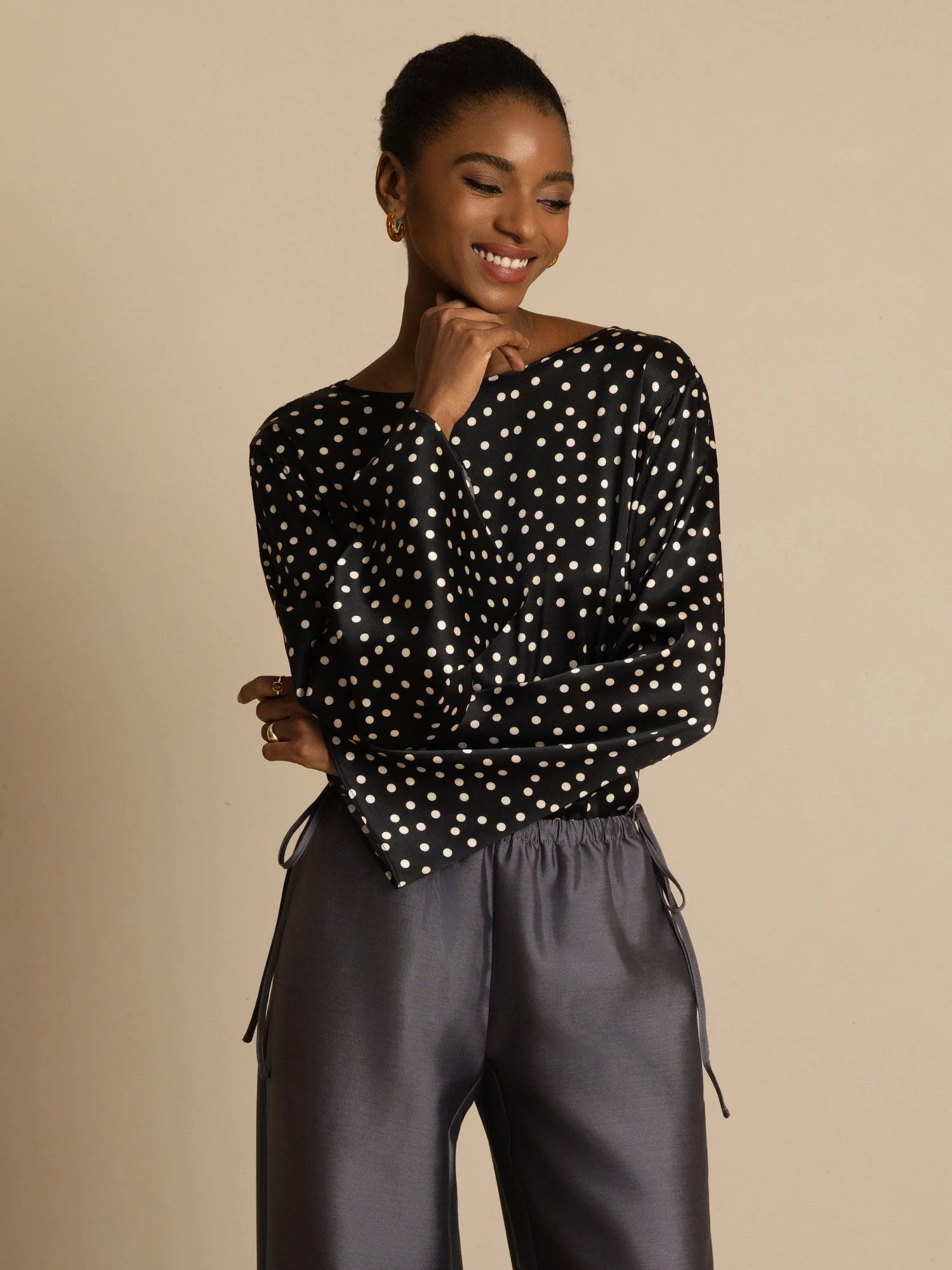 Top De Seda Para Mujer 19Momme Con Estampado De Lunares Mangas Campana Escote Bote - Image 3