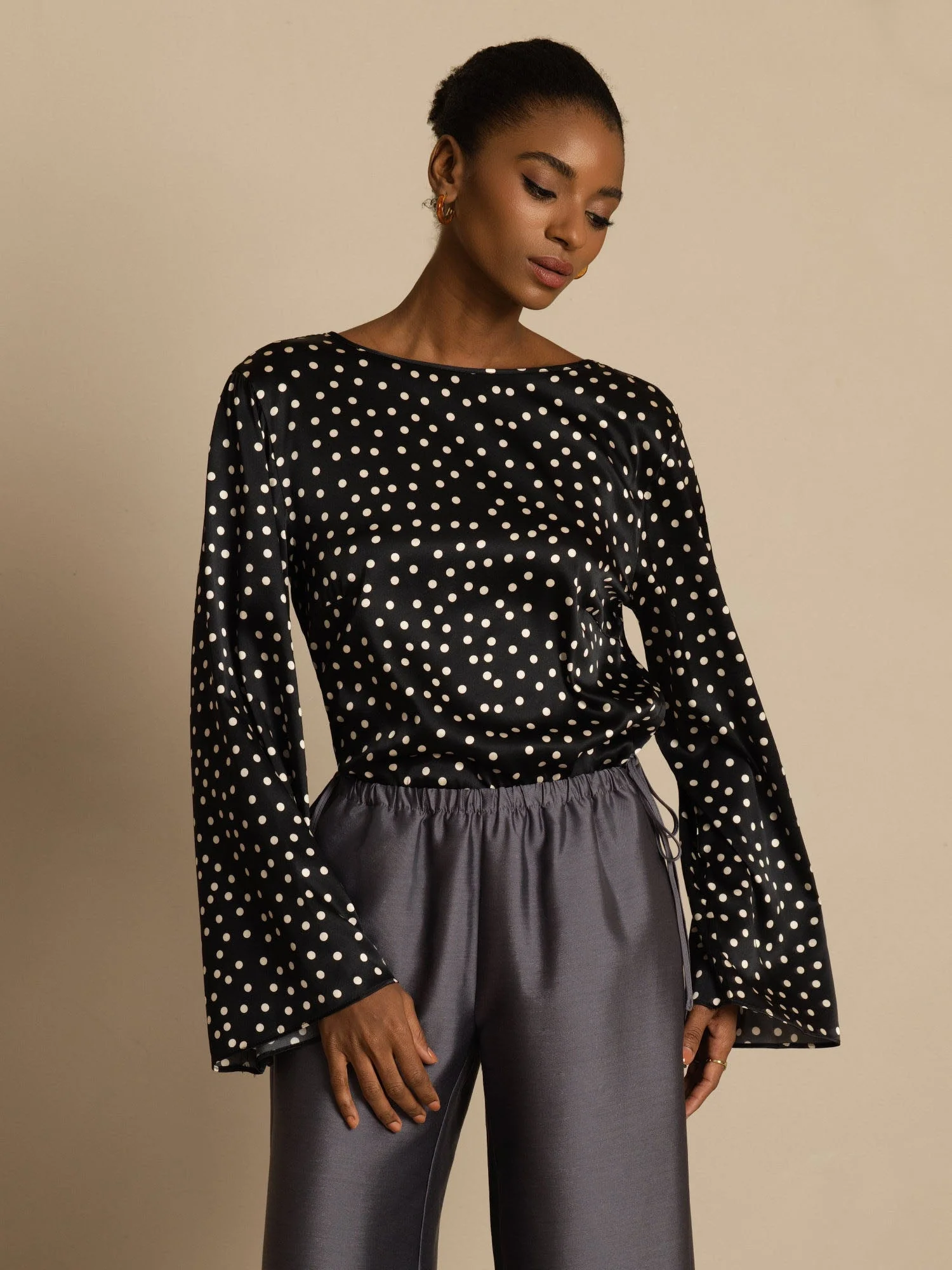 Top De Seda Para Mujer 19Momme Con Estampado De Lunares Mangas Campana Escote Bote - Image 4