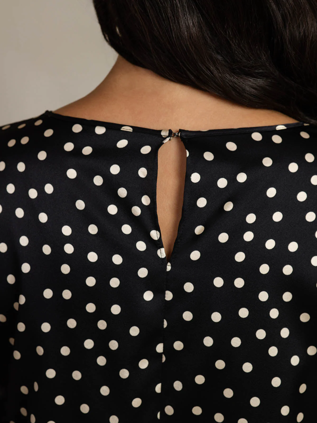 Top De Seda Para Mujer 19Momme Con Estampado De Lunares Mangas Campana Escote Bote - Image 5