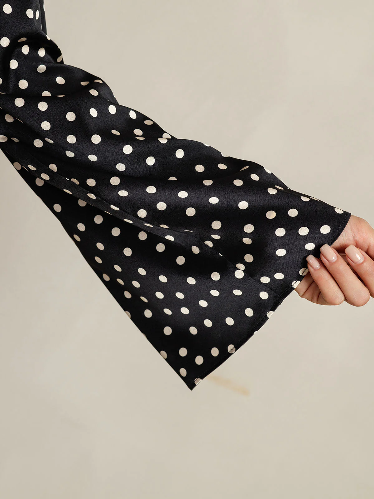 Top De Seda Para Mujer 19Momme Con Estampado De Lunares Mangas Campana Escote Bote - Image 6