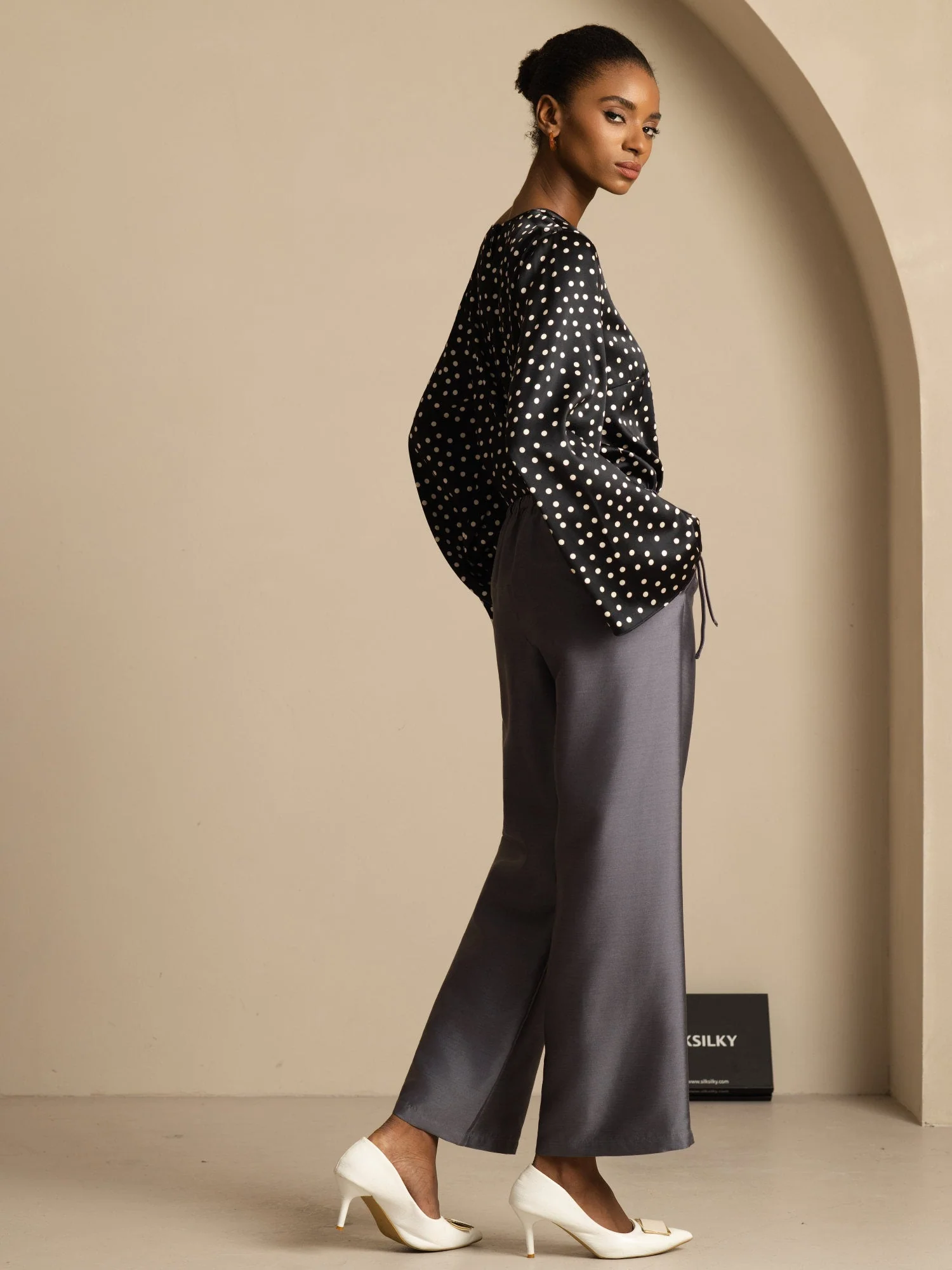 Top De Seda Para Mujer 19Momme Con Estampado De Lunares Mangas Campana Escote Bote - Image 7